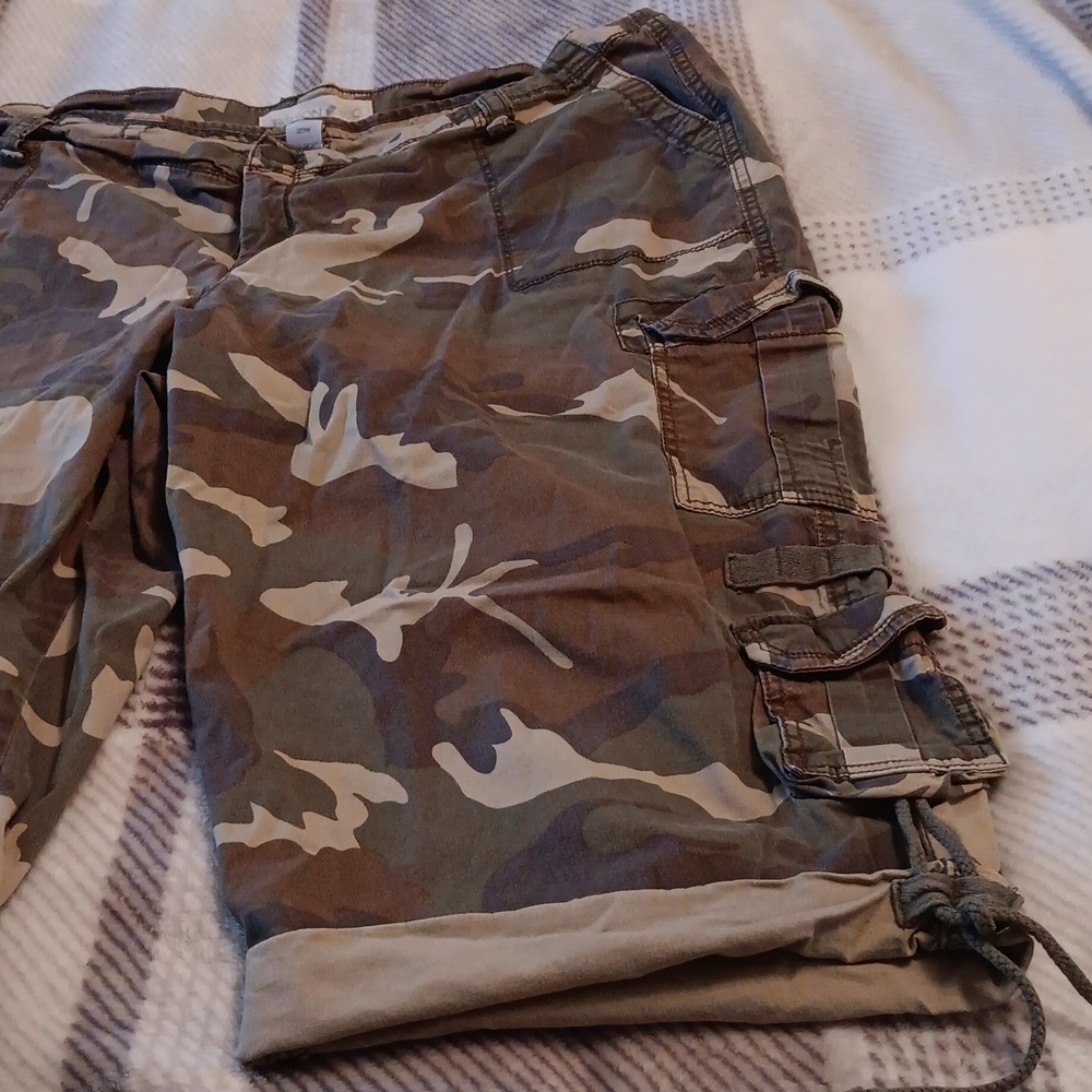 Size 20 w camo cargo capri fashion bug